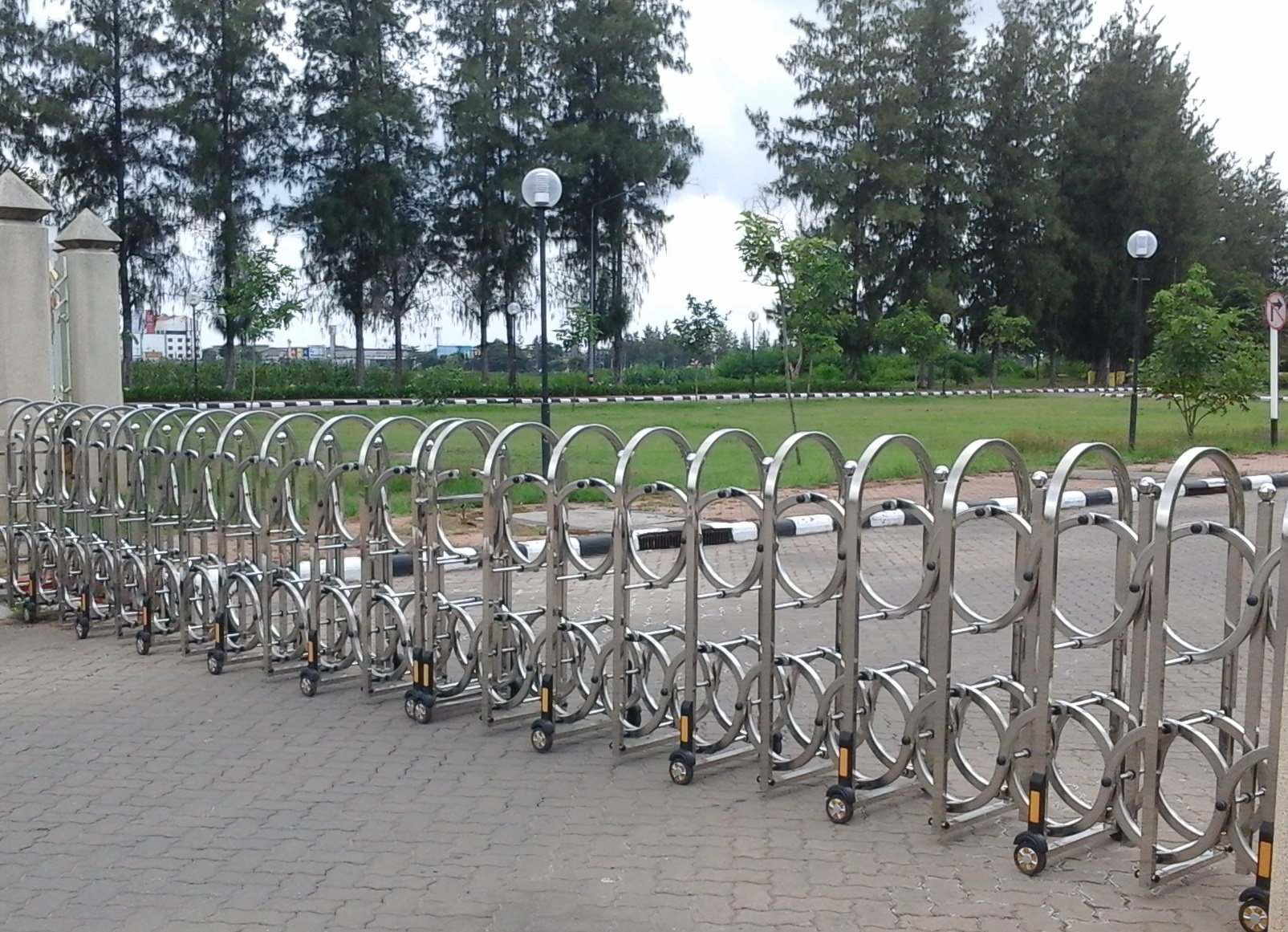 แผงกั้นเลื่อนพับ