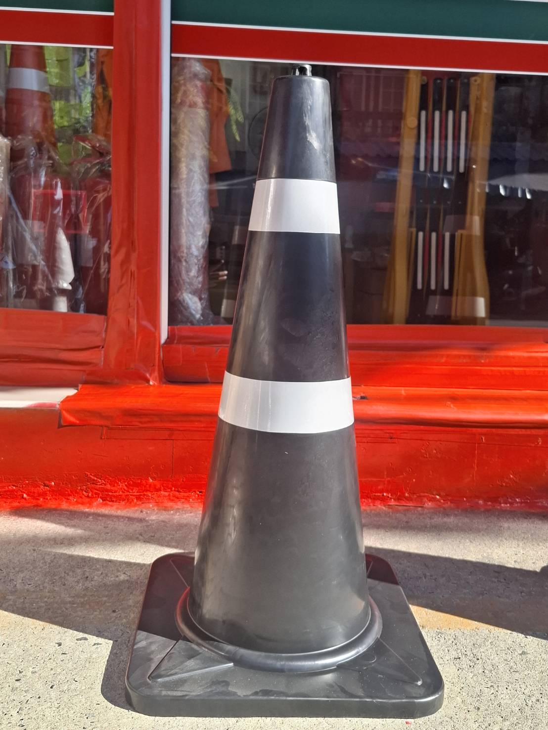 กรวยยางจราจร สีดำ ขนาด 70 ซม.